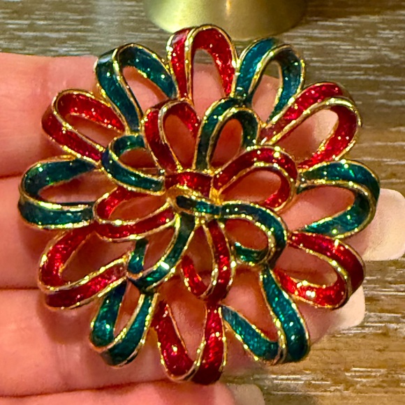 Christmas Vintage Guilloche Ribbon Brooch Gold Tone with Green & Red Enamel 2” - Picture 4 of 8